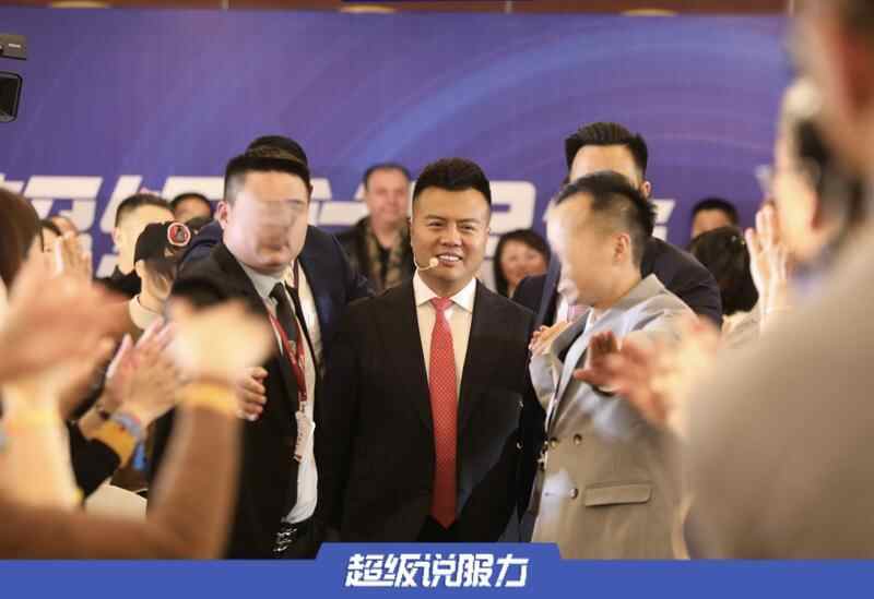 一位成功的大师，教人们快速致富，欺骗了三亿