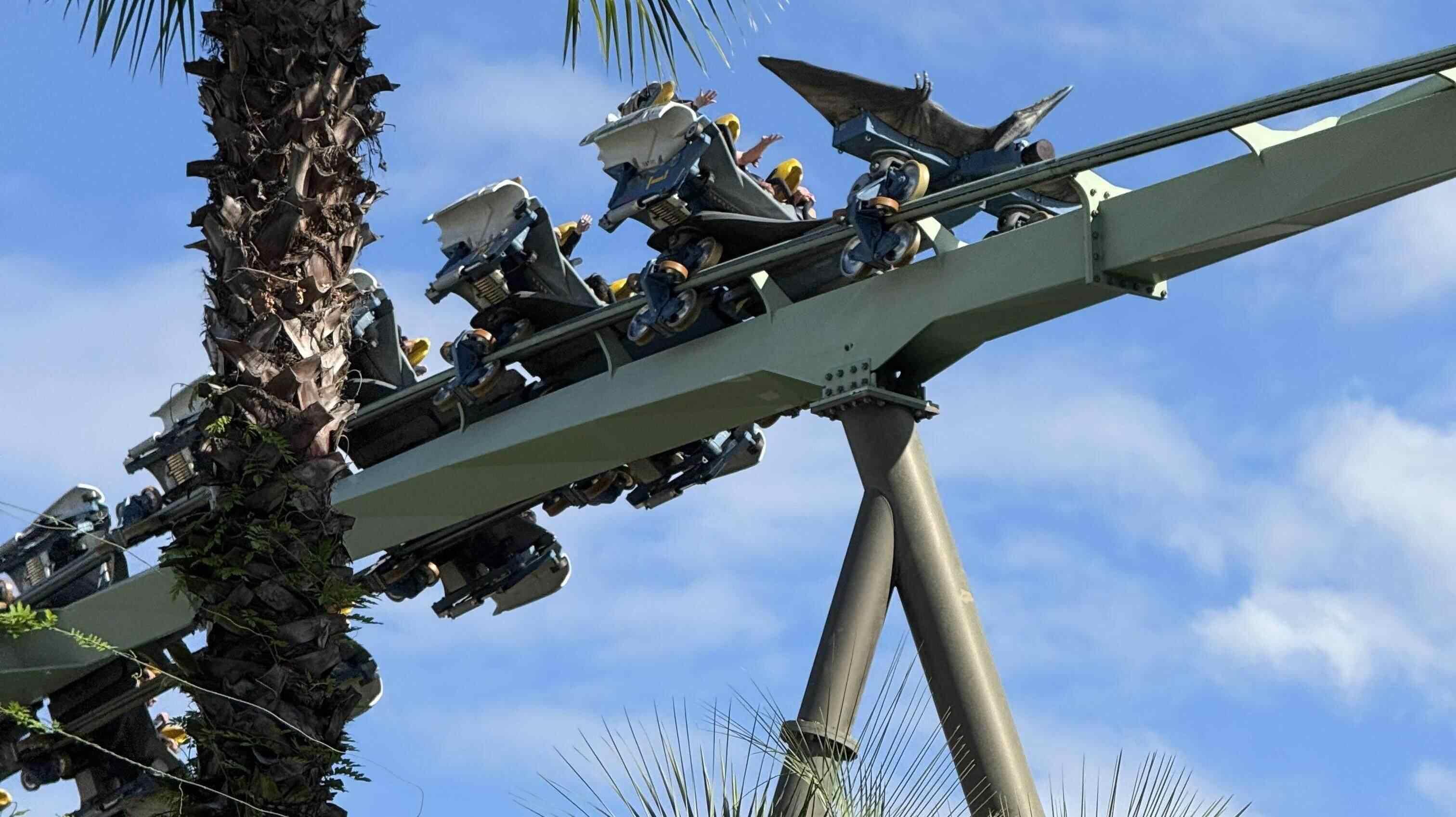 一个人在坐过山车时被“扔”在石头上。医生澄