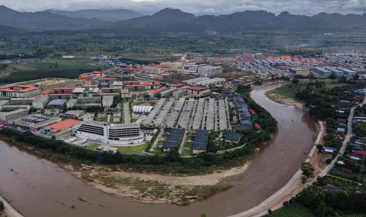 三个月内，它成为缅甸最大的互联网提供商。马