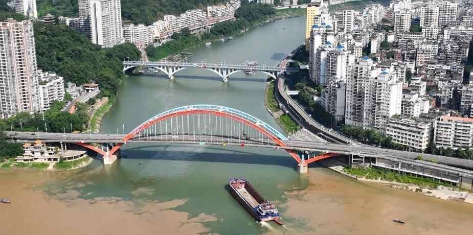  广西梧州：洪峰过后现“鸳鸯江”景象