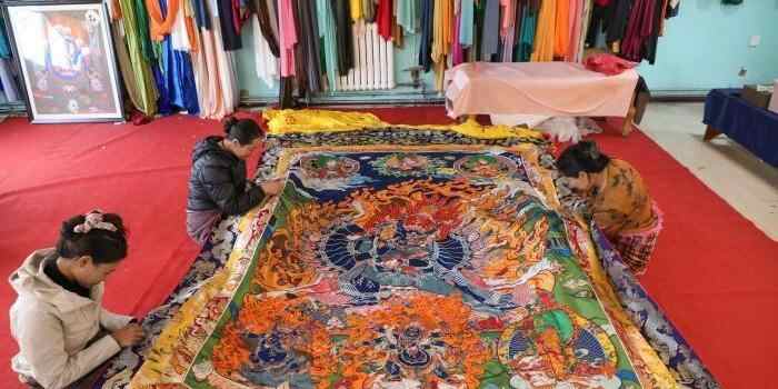  青海班玛马尾钉线绣唐卡 指尖传承四百年