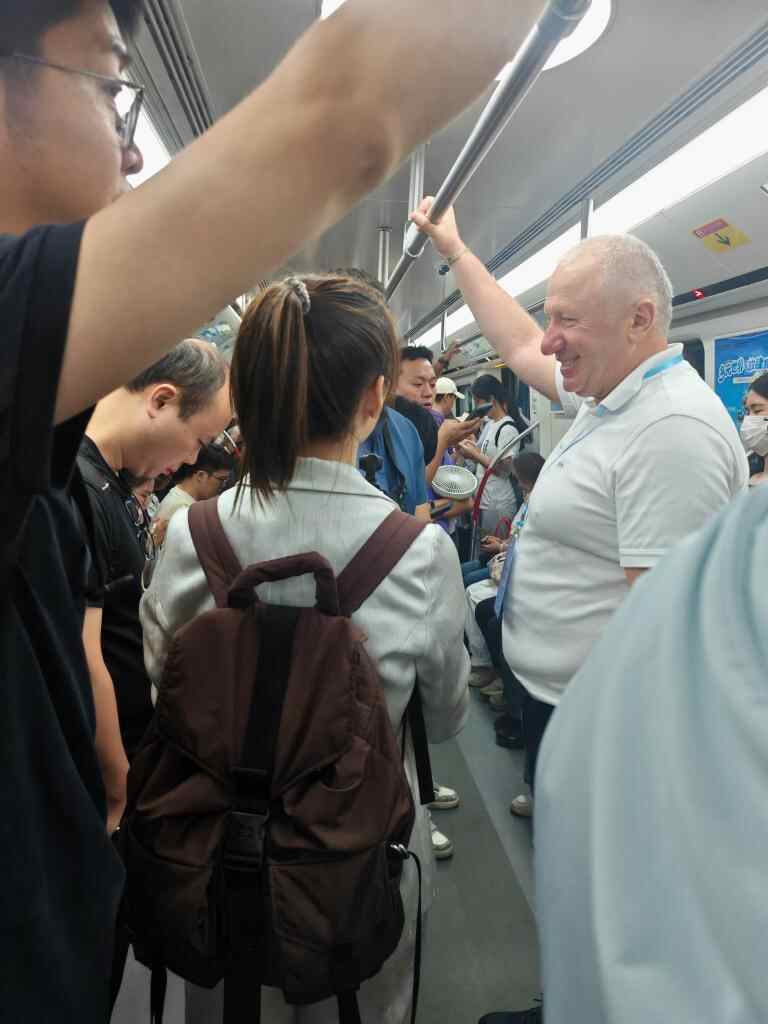 记者手记：为什么广州地铁里挤满了这么多外国人？