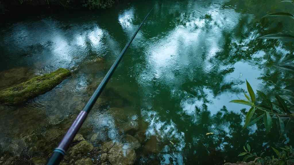 两个人相约去野外钓鱼。一人溺水后，家人向渔