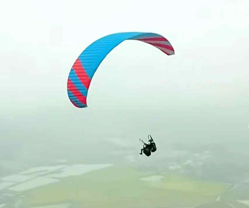 湖南发生滑翔伞事故导致教练当场死亡，一名1