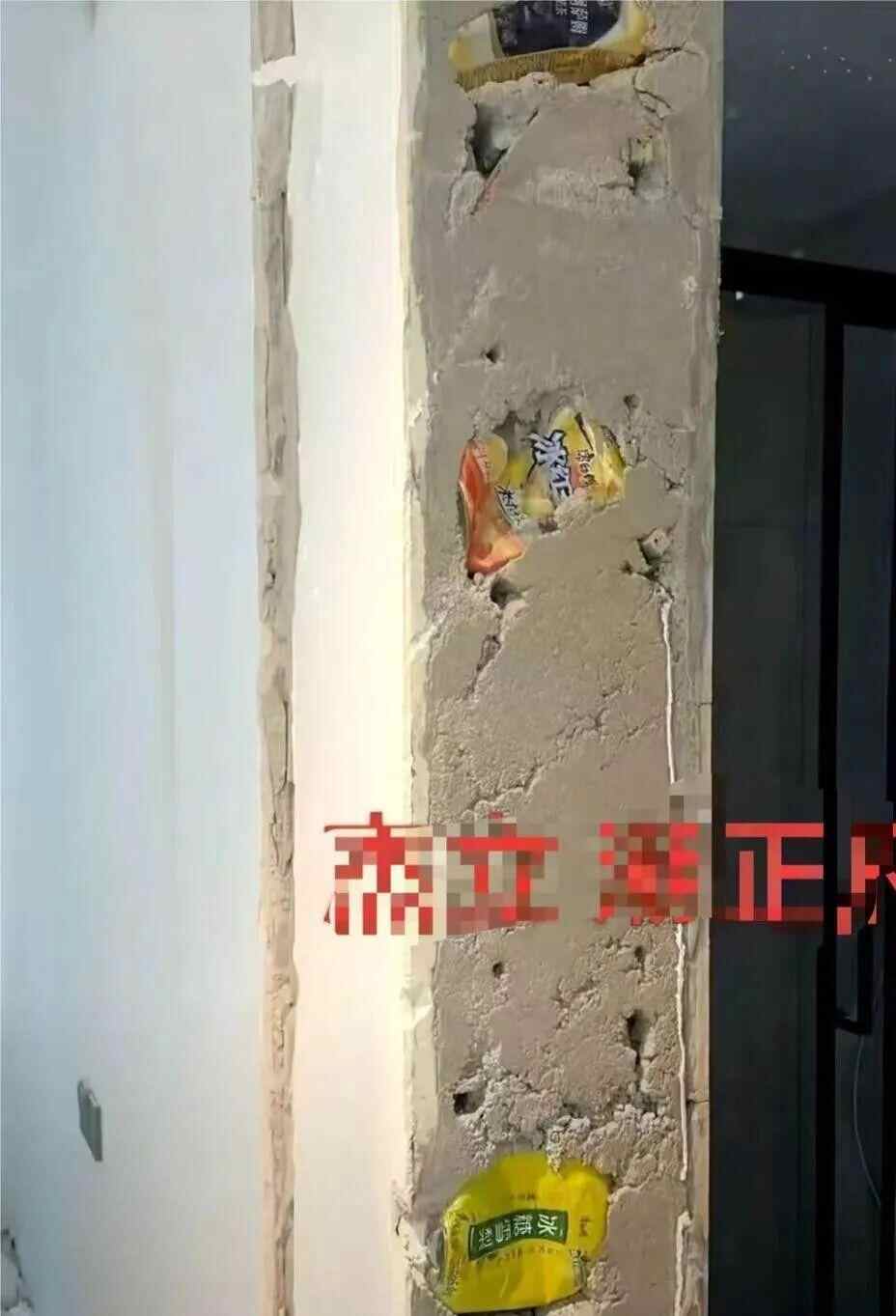 杭州一栋精装修建筑的墙壁上嵌着四个饮料瓶！