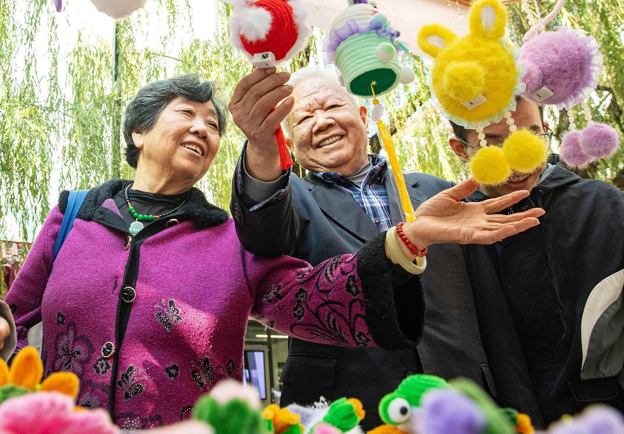 央广网评论丨强化“老有所乐”，让老年消费更