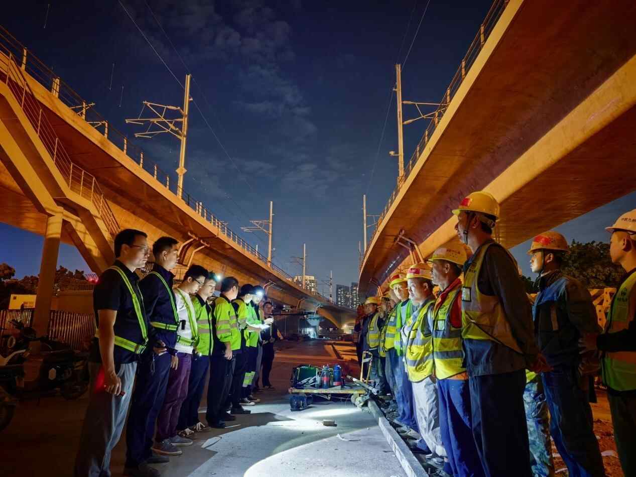 广湛高铁上的“夜行者”