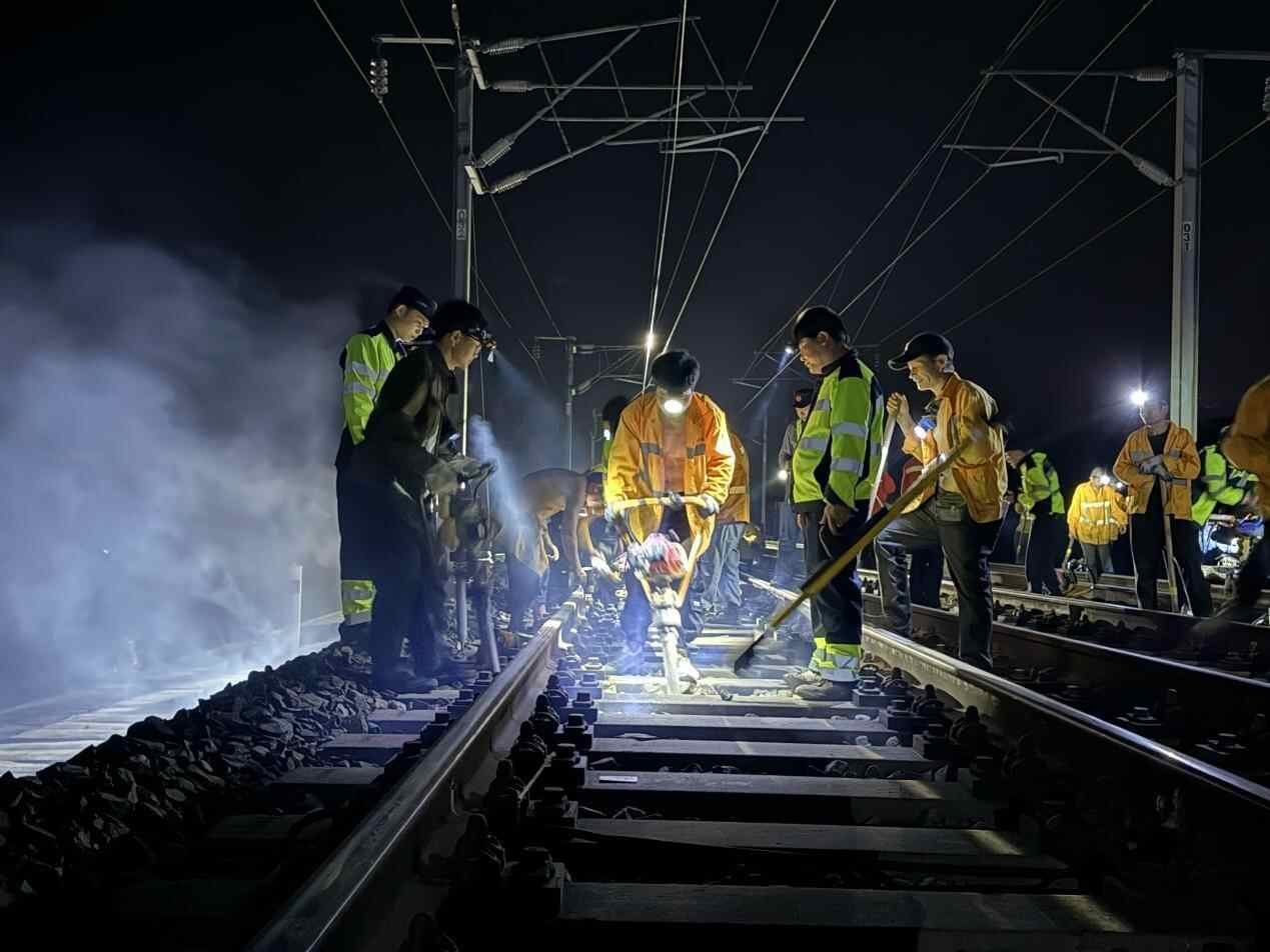 粤东腾飞新引擎丨惠州工务段两组“夜行者”,以精调+探伤筑牢高铁平安线