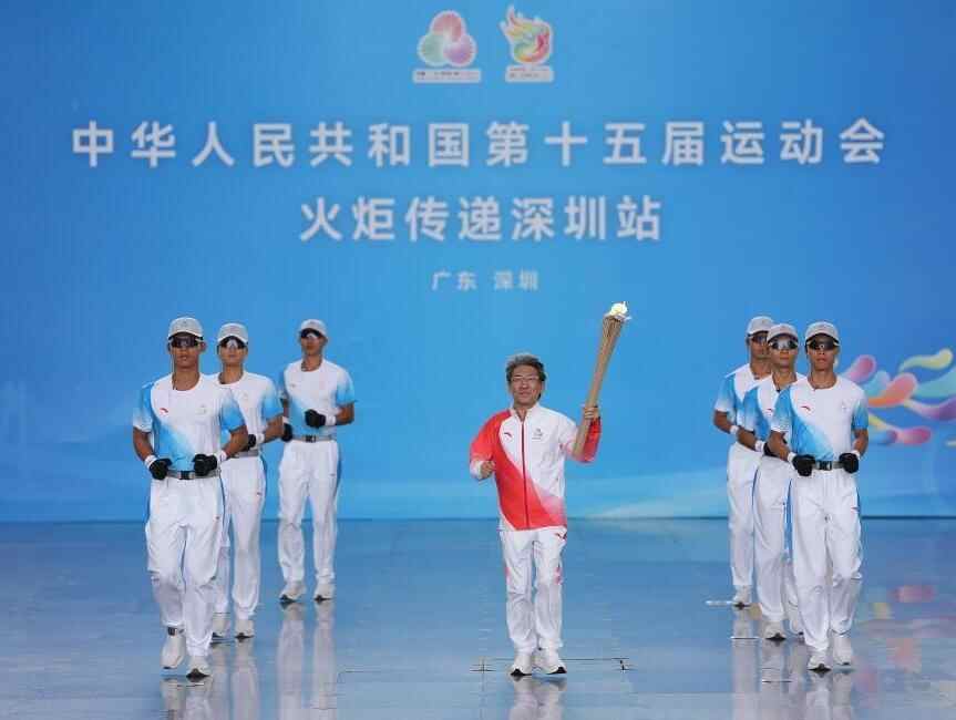  第十五届全运会火炬传递启动仪式在深圳举行