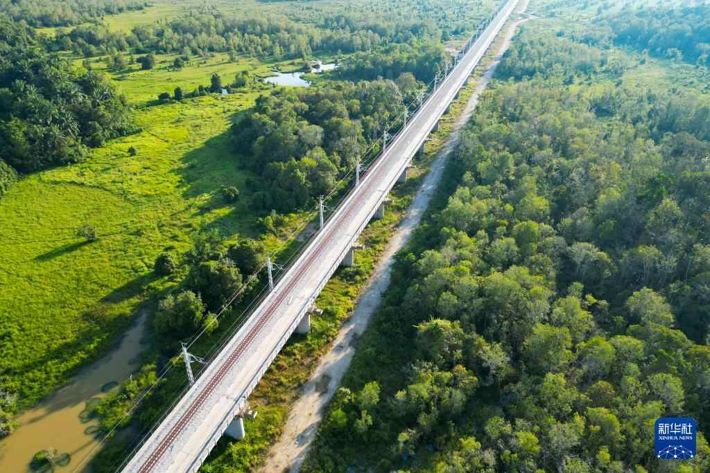 记者手记丨在延伸至未来的铁轨上