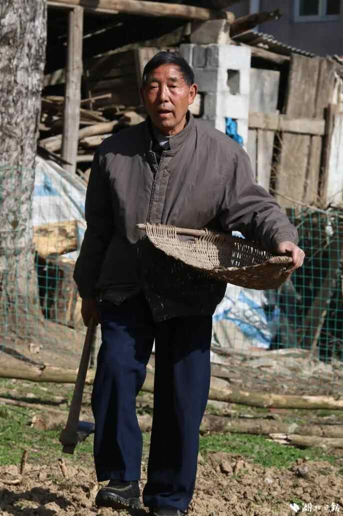 老扶贫书记去世，工资余额38.83元。自发来看望他