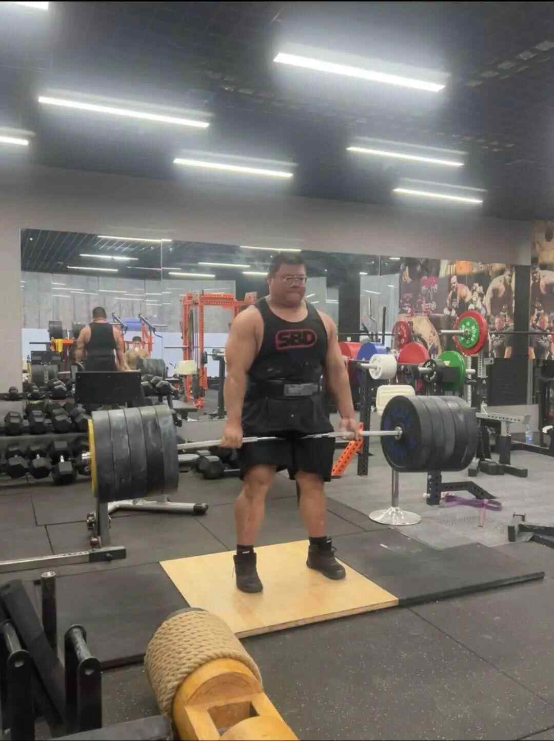 八块腹肌男人和男人交流 53772515_969e15b0-1b24-4b23-9137-b41592ef476dcopy.jpg