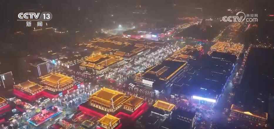 万青丝身着唐装，走过书中的美景……传统文化