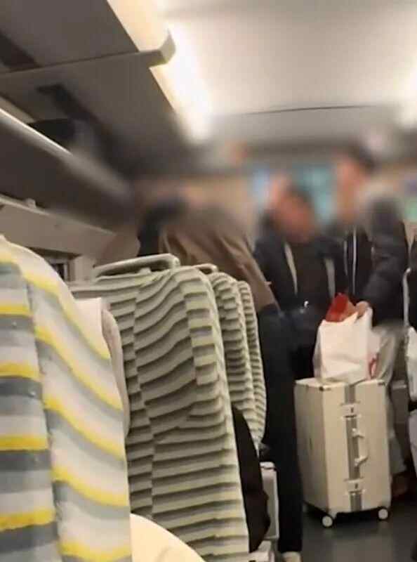 男子高铁让座被拒绝，怒骂他人“禽兽” 12306回