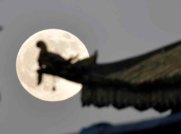 “超级月亮”现身西藏日喀则