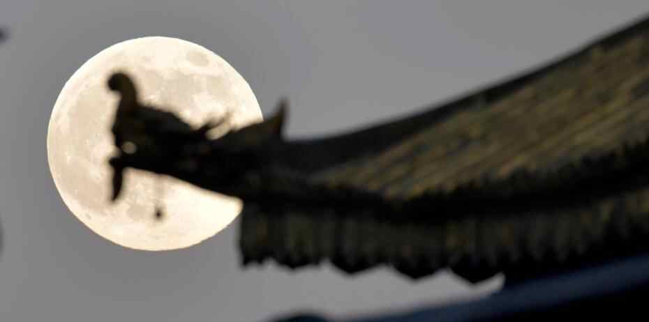  “超级月亮”现身西藏日喀则