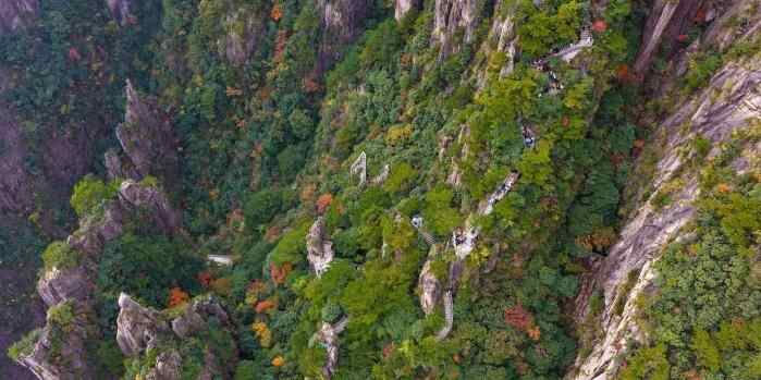  黄山西海大峡谷秋色渐浓 游客沉醉“天然调色盘”