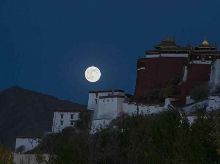 年度最大满月现身天宇 明亮而清晰