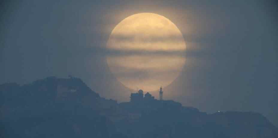  年度最大满月现身天宇 明亮而清晰