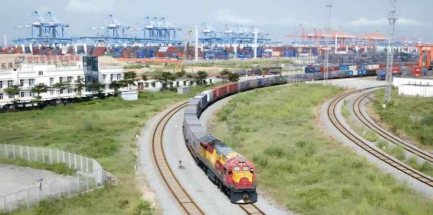  西部陆海新通道班列今年货运量突破120万标箱