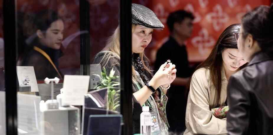  （第八届进博会）第八届进博会消费品展区珠宝首饰吸引眼球