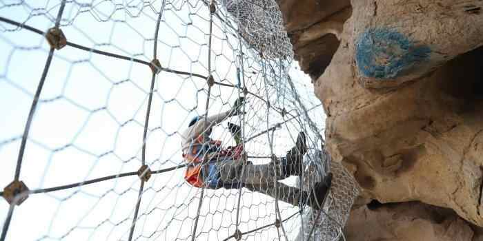  铁路“蜘蛛人” 搜山扫石 为百米峭壁加装“安全服”