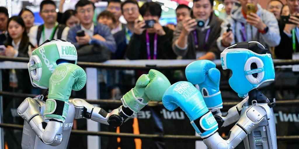  人形机器人格斗表演亮相进博会