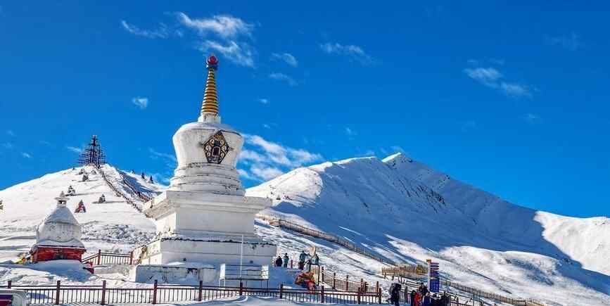  折多山白雪皑皑