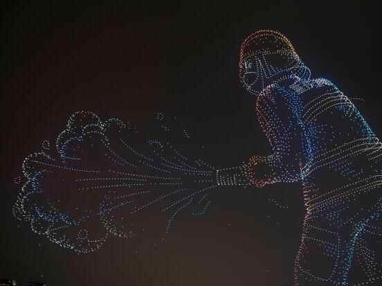  无人机灯光秀点亮重庆夜空 致敬热爱与坚守