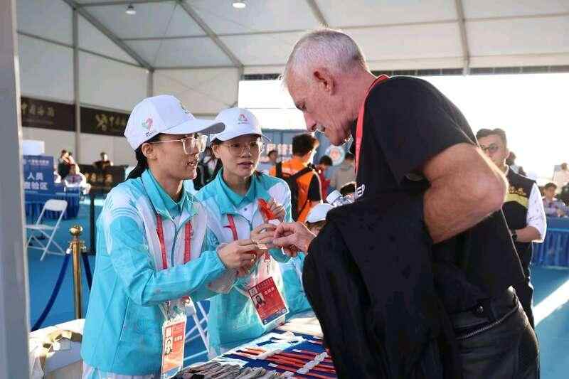 珠海青年志愿者护航第十五届全运自行车赛