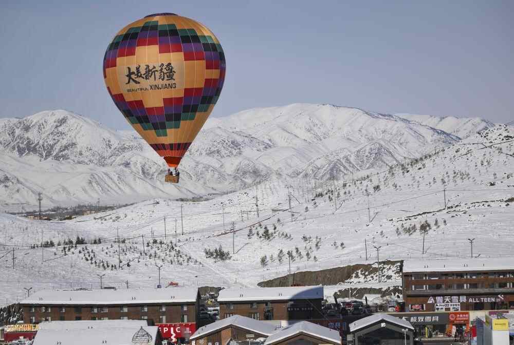 中外游客感受新疆“七彩”美景