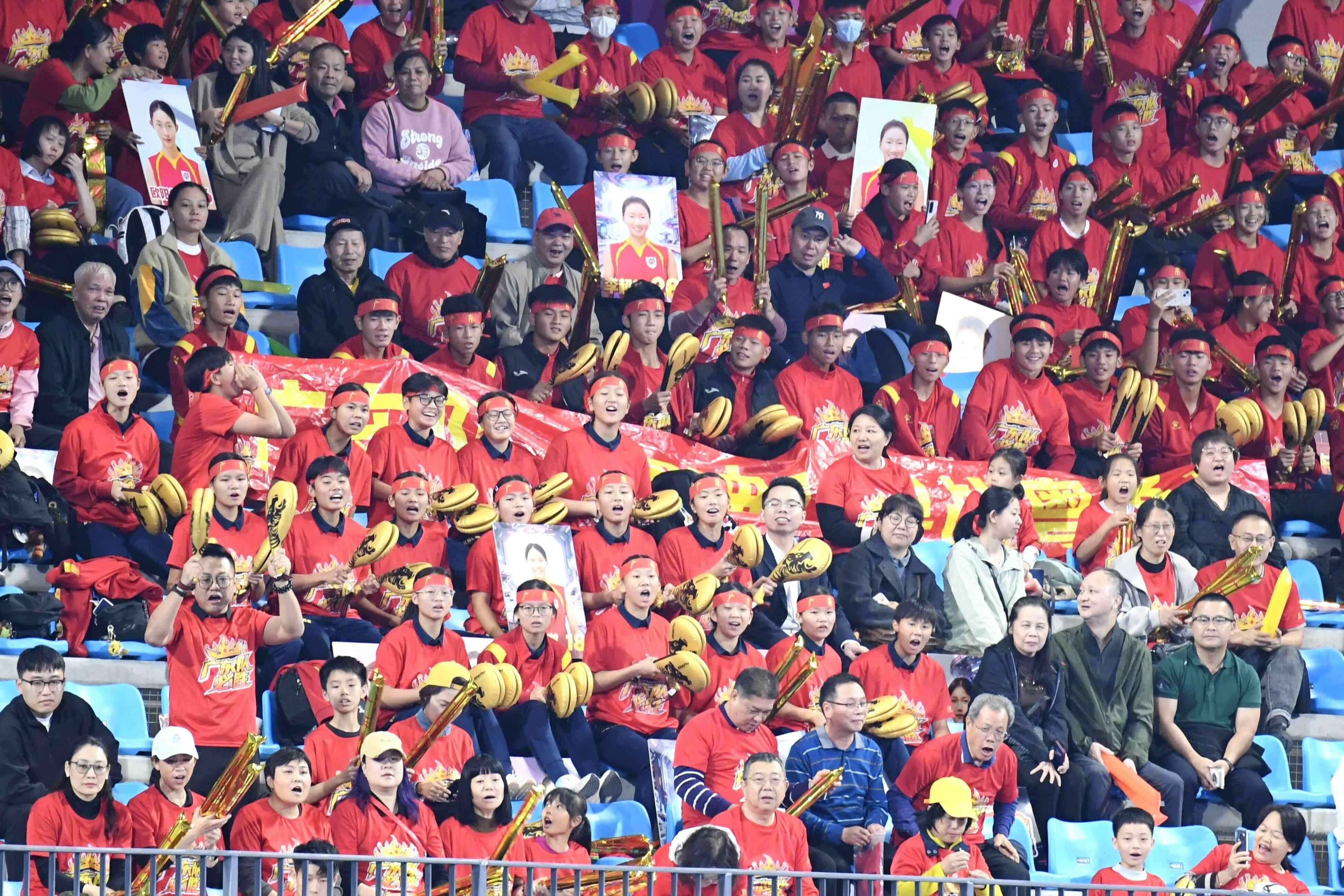 文明观赛十五运|云浮曲棍球比赛气氛热烈,小海豚引导有妙招!