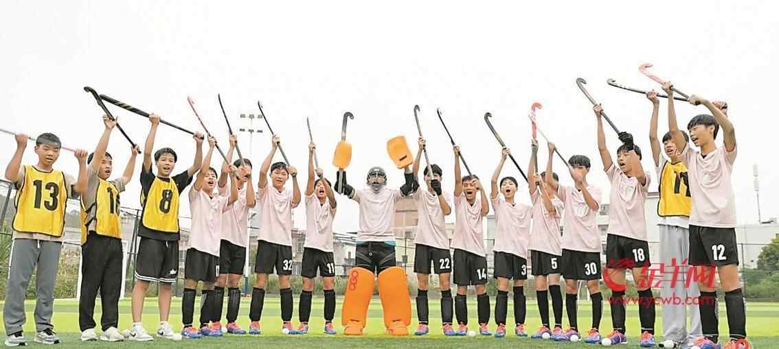罗定山区少年的世界因曲棍球而更宽广