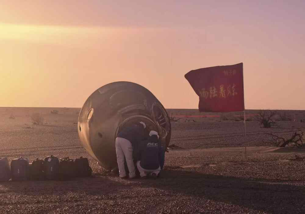 船在东风中颠簸,云彩闪闪。绘画展:明日中国