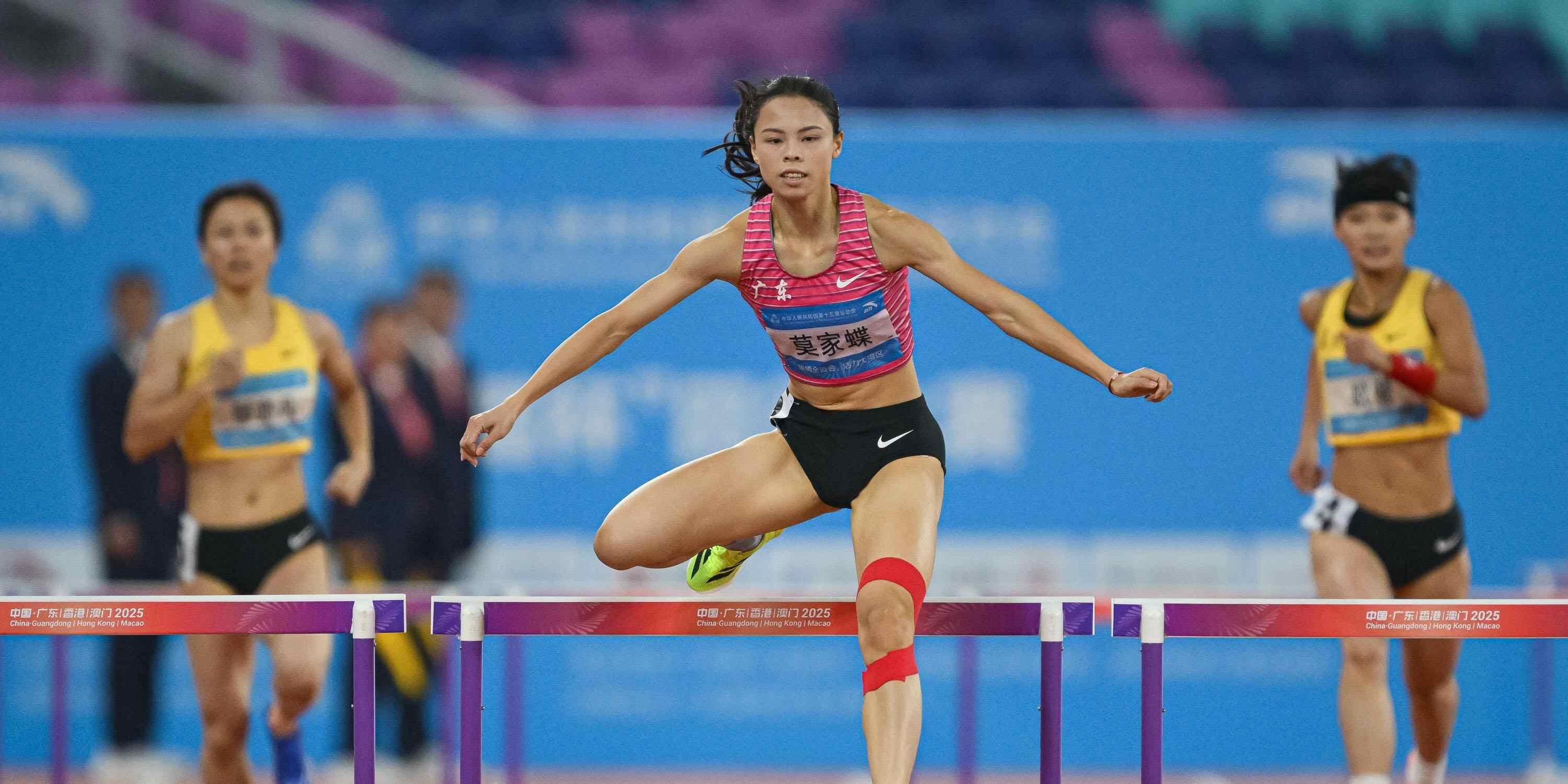 广东包揽女子400米栏金银牌，冠军莫家蝶与父亲连线瞬间泪奔