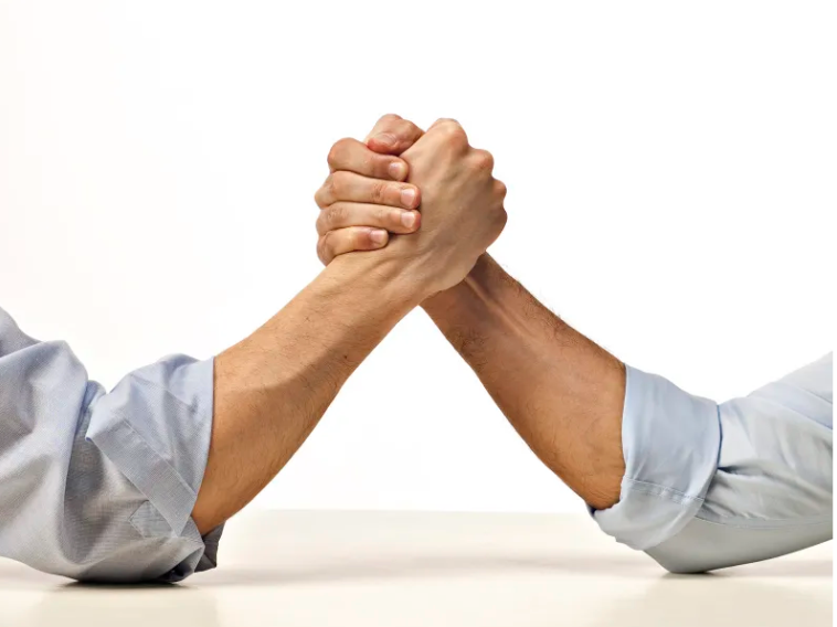 一名男子在公园扳手腕比赛中摔断手臂，索赔新