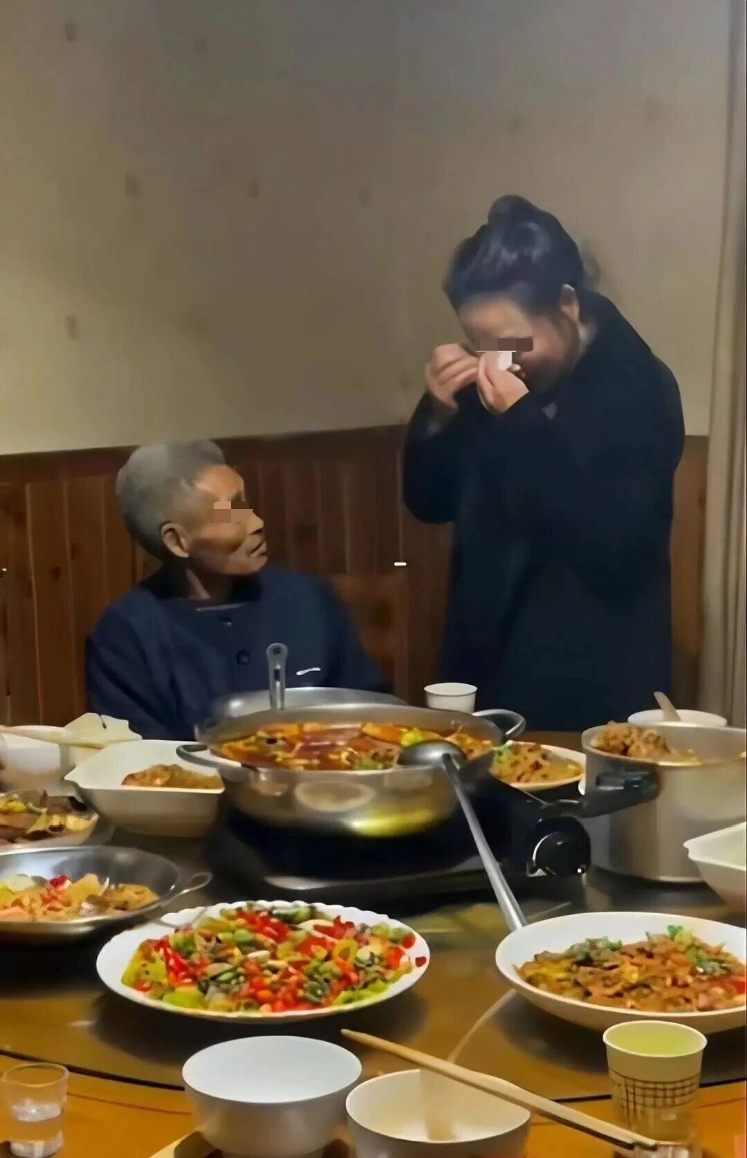 该男子11年一次性领到38万元工资。他的老板曾辩称，“当他在街上乞讨时，他