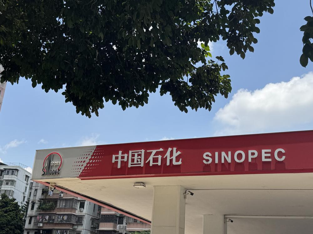 今晚汽油价格下跌！加满一箱油可节省约2.5元。