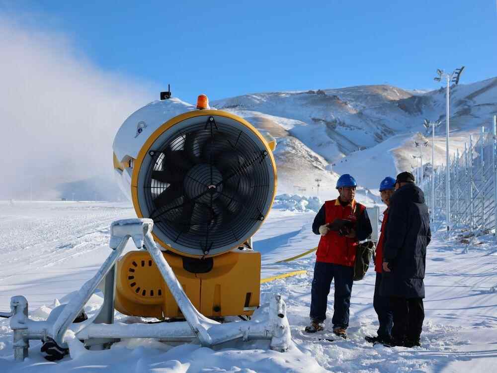 全球传感吸引游客。新疆赛里木湖冬季旅