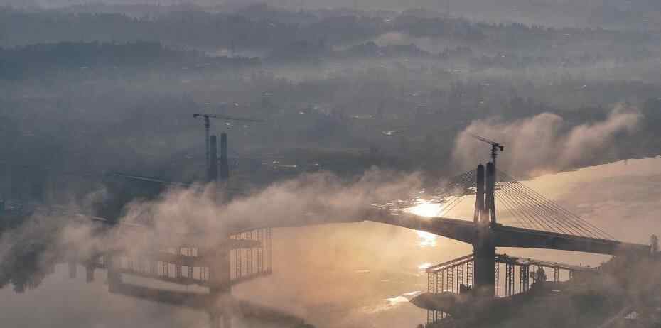  成达万高铁渠江特大桥顺利合龙