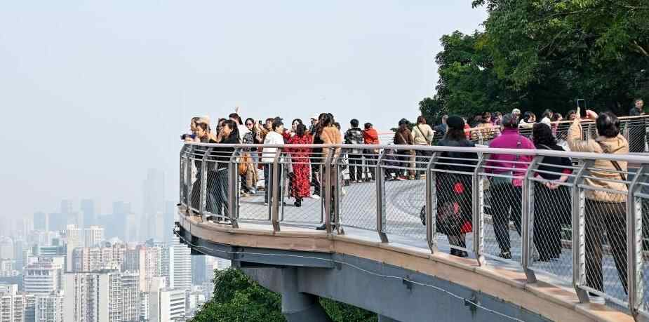  重庆鹅岭栈桥持续走红 成民众热门“打卡”地