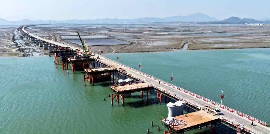  漳汕高铁全线进入跨海大桥架梁施工阶段