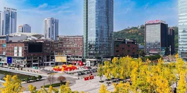  重庆：80米长“红墙限定皮肤”点缀城市 市民游客争相“打卡”