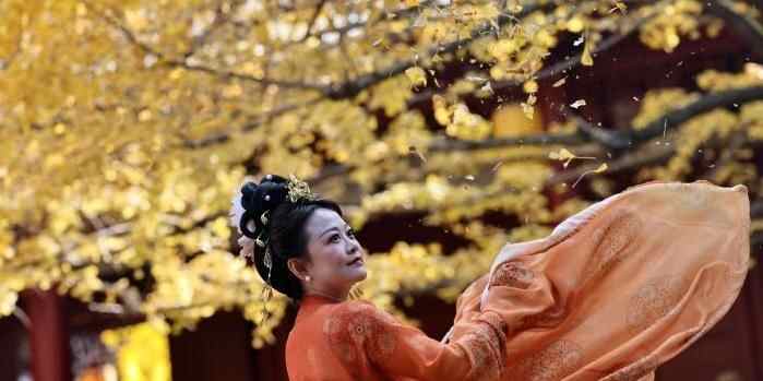  四川崇州：罨画池“金色”银杏引游人