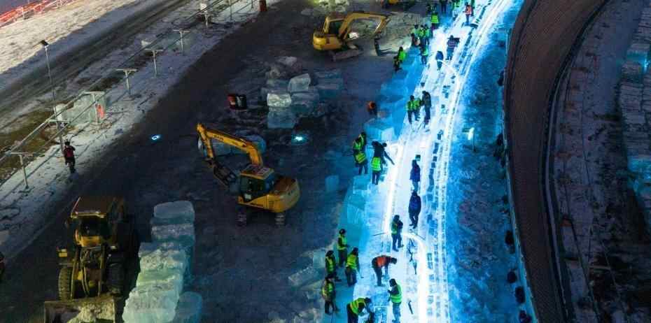  哈尔滨冰雪大世界超级冰滑梯火热建设中