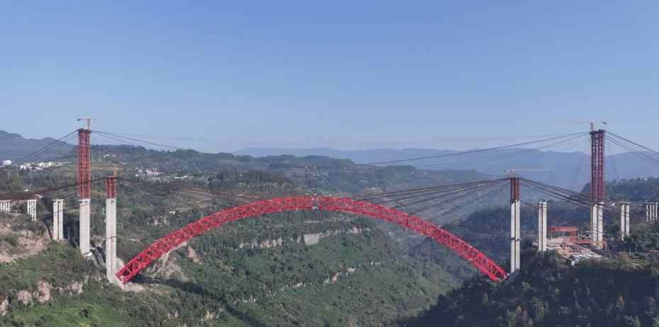  世界跨径最大钢拱桥凤来大溪河特大桥钢桁拱合龙