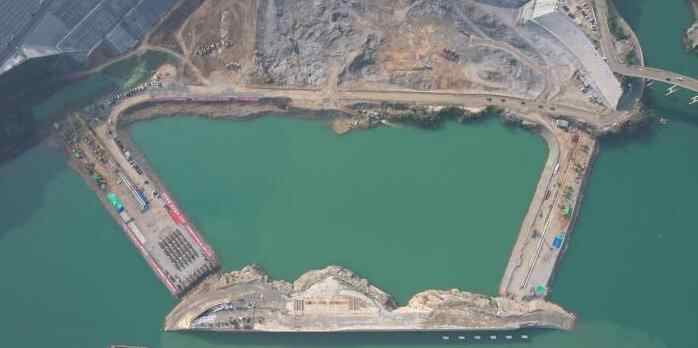  乌江白马航电枢纽围堰成功合龙