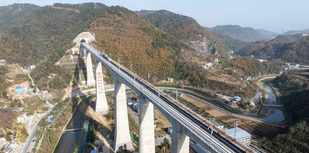  西十高铁全线铺轨贯通