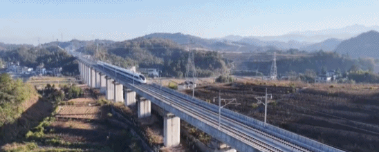 中国高铁进度条再次“刷新”。 “八纵八横”改变你的生活