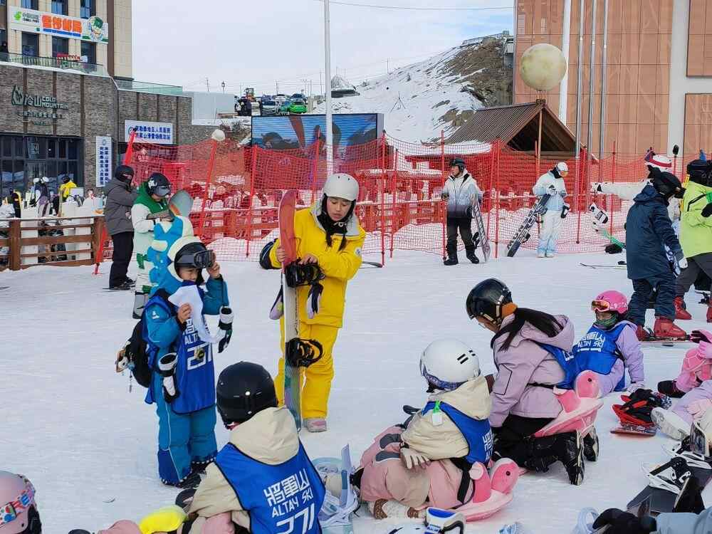 “冰雪假期”首日关注青少年对冰雪的热情